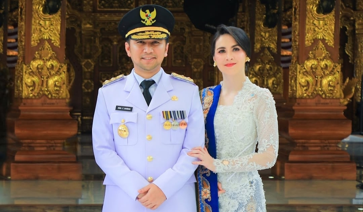 Tengok Kebaya Arumi Bachsin saat Dampingi Emil Dardak di Acara Pelantikan Kepala Daerah