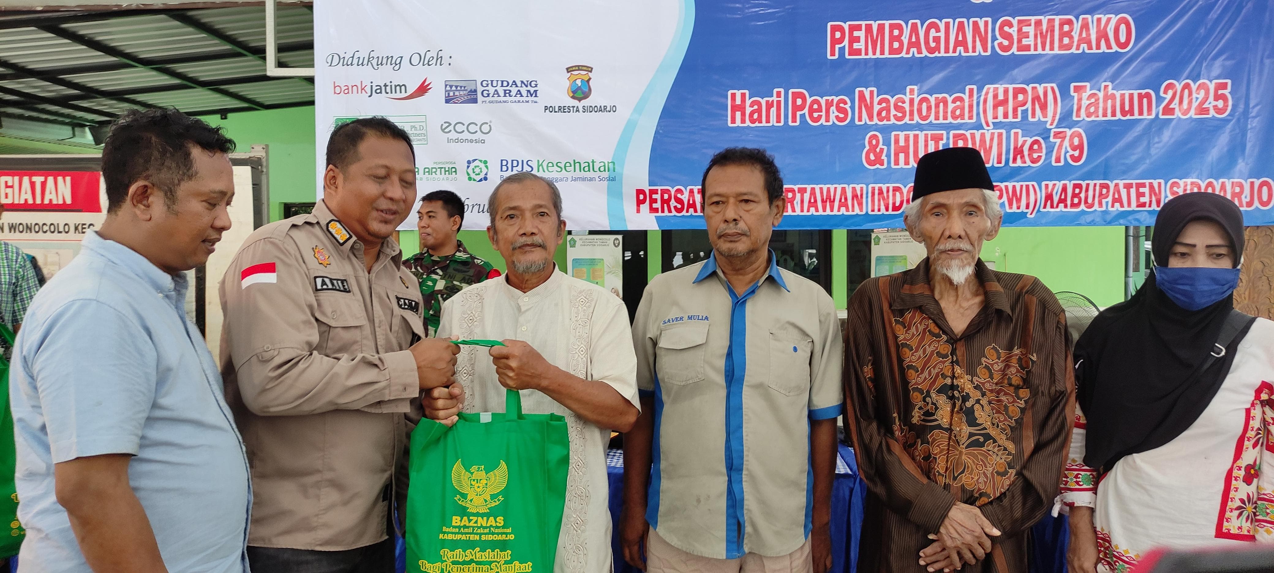 Gandeng Baznas, PWI Sidoarjo Gelar Cek Kesehatan Gratis dan Bagikan Sembako