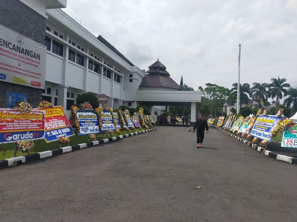 Kantor Walikota Tasikmalaya dipenuhi karangan bunga