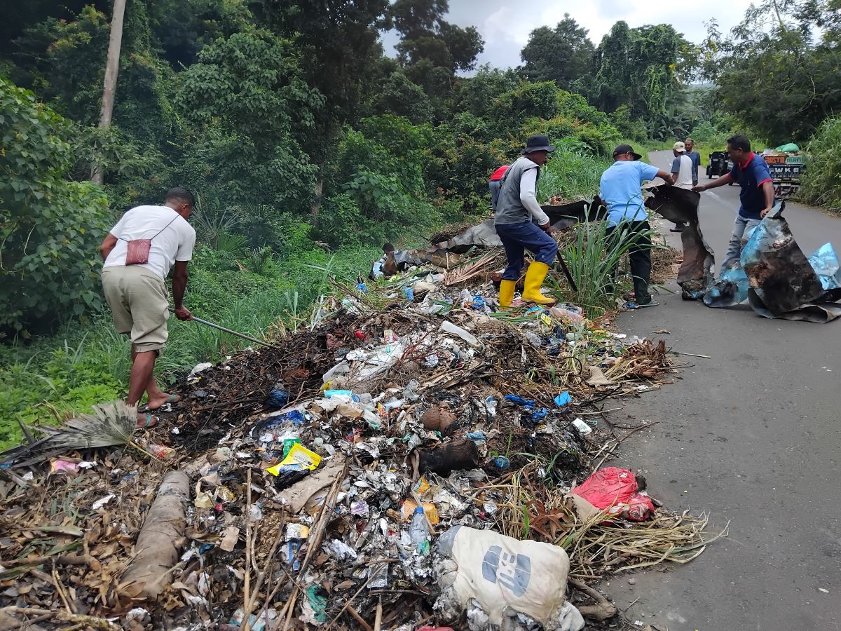 Hari Sampah Sedunia, bank Sampah Bersama Petugas Pembersihan Bersihkan Sampah Di Tempat Pembuai Pembohong 