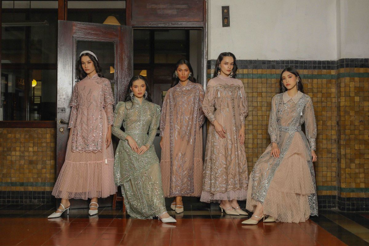 Barli Asmara Hadirkan Koleksi Busana Raya 2025, Potongan High Neckline, Draping, dan Lengan Bervolume 