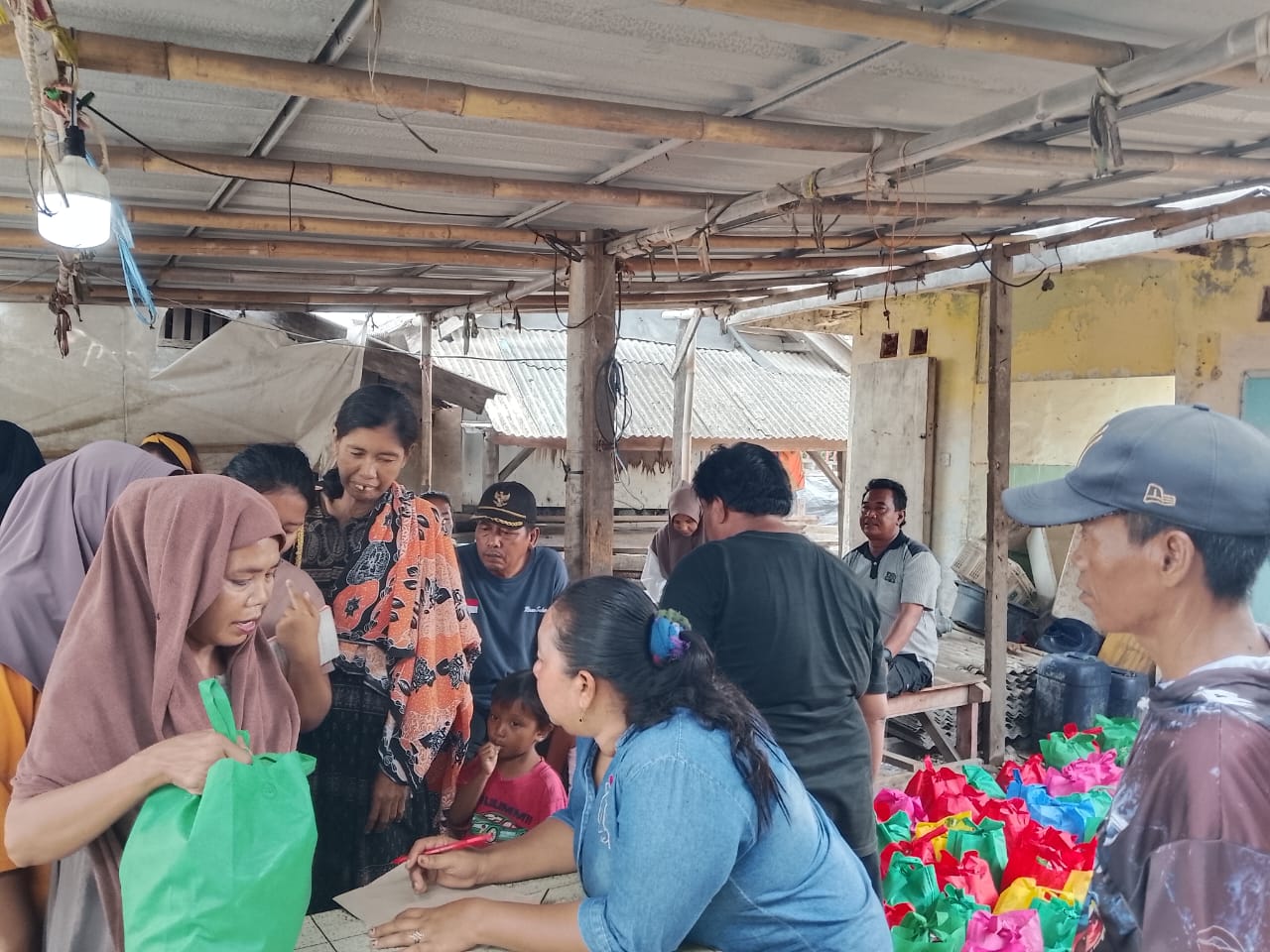 400 bahan makanan dibagikan kepada penduduk Paljaya di depan Ramadhan