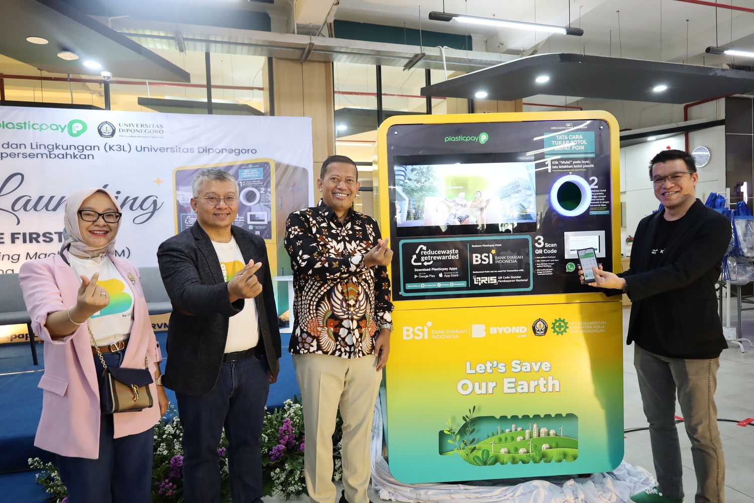 UNDIP Hadirkan Reverse Vending Machine Tukar Botol Plastik dengan Uang.