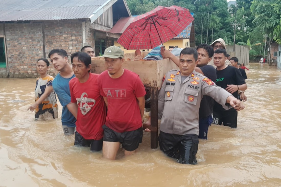 Mencekam, Lansia Berumur 80 Tahun di Jambi Dievakuasi Seusai Rumahnya Dikepung Banjir