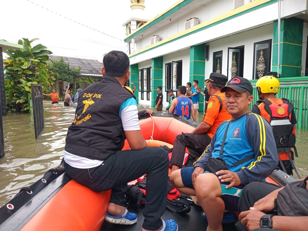 Dua orang meninggal karena banjir dan tanah longsor di Bandar Lampung