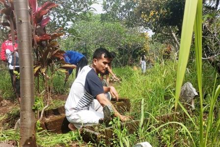 Lusinan penghuni bersama dengan BPBD membersihkan kuburan dan pemotongan pohon 