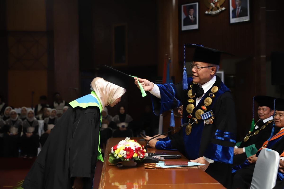 Pesan Rektor Unisba pada Wisudawan: Belajarlah Membaca Realita di dalam Masyarakat