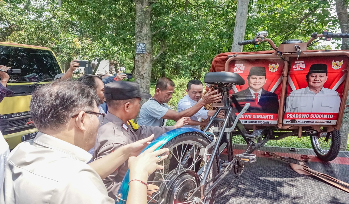 Presiden Prabowo Subianto Berikan 60 Becak Dari Kantong Pribadi Ke Tiga Daerah Di Jatim