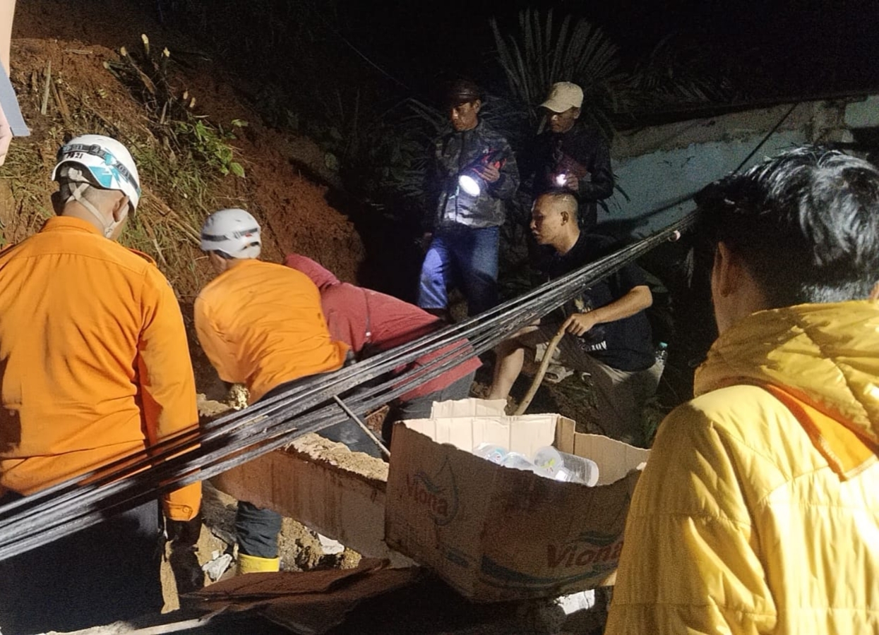 Satu Orang Meninggal dan Satu Luka Ringan Akibat Longsor Bungbulang, Garut