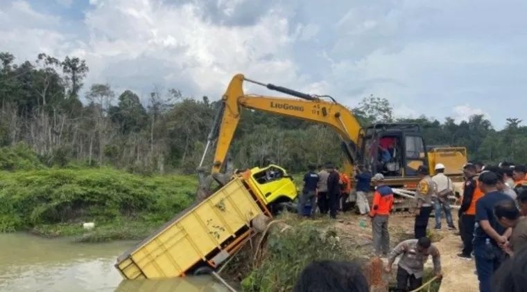 14 Orang Meninggal Akibat Truk Angkut 32 Orang Masuk Sungai, Jikalahari Desak Perusahaan HTI Tanggung Jawab 