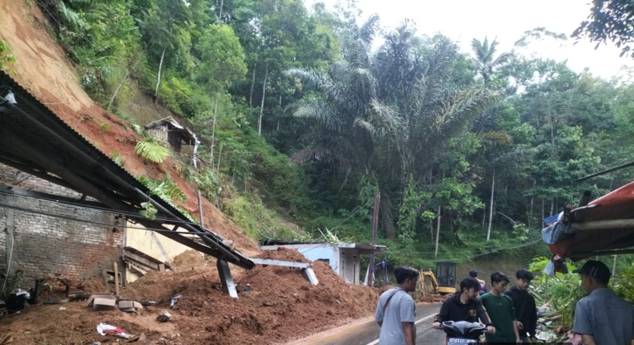 Gubernur Jawa Barat Kirim Bantuan untuk Korban Tanah Longsor di Garut