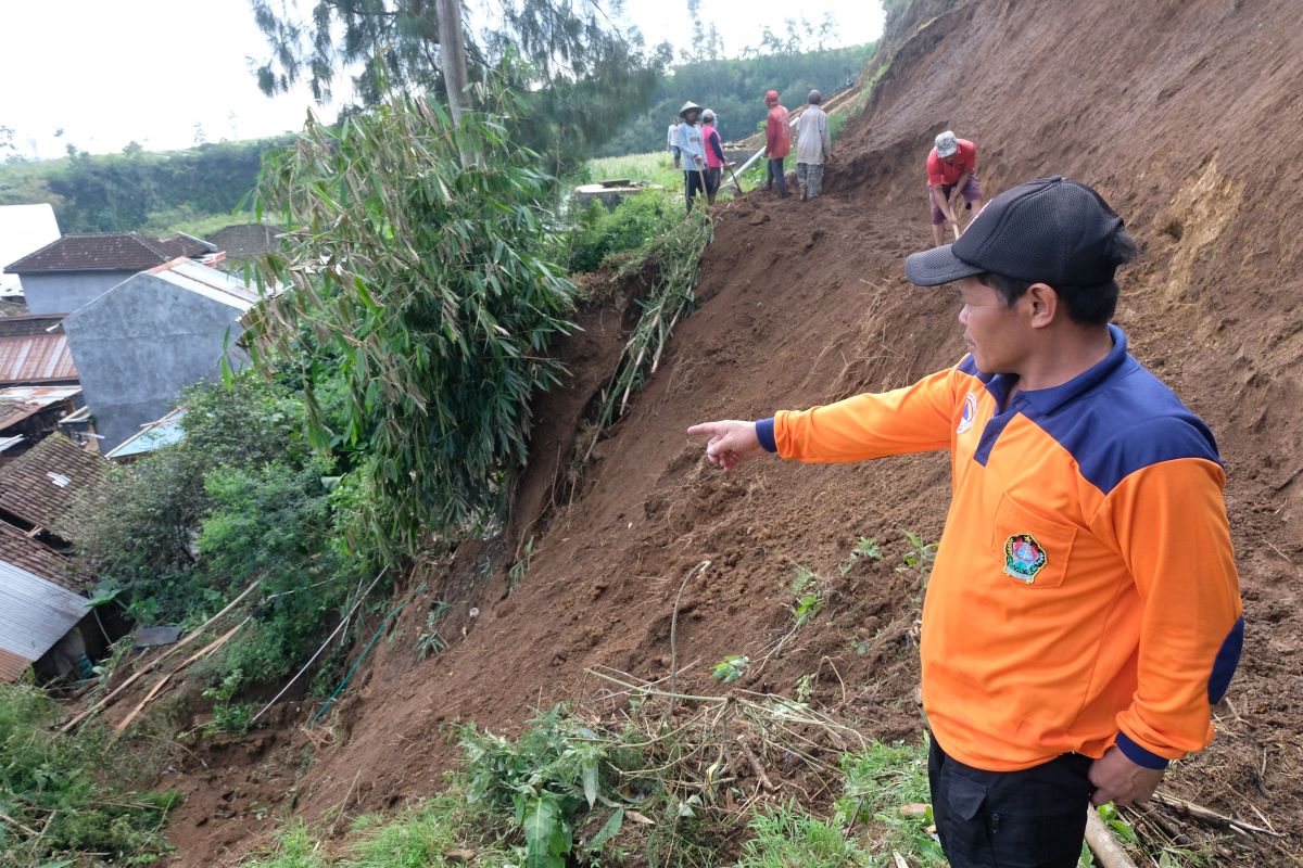 Tanah Longsor Hancurkan Rumah Warga Pacitan