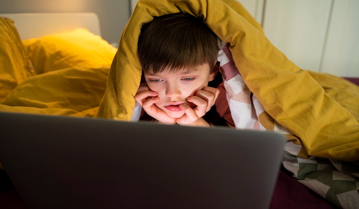 Waspada Lupa Berkedip karena Tingginya Screen Time