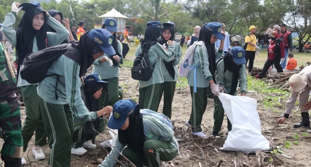 Peringati HPSN, Berbagai Elemen Bersih-bersih Pantai Palangpang Sukabumi