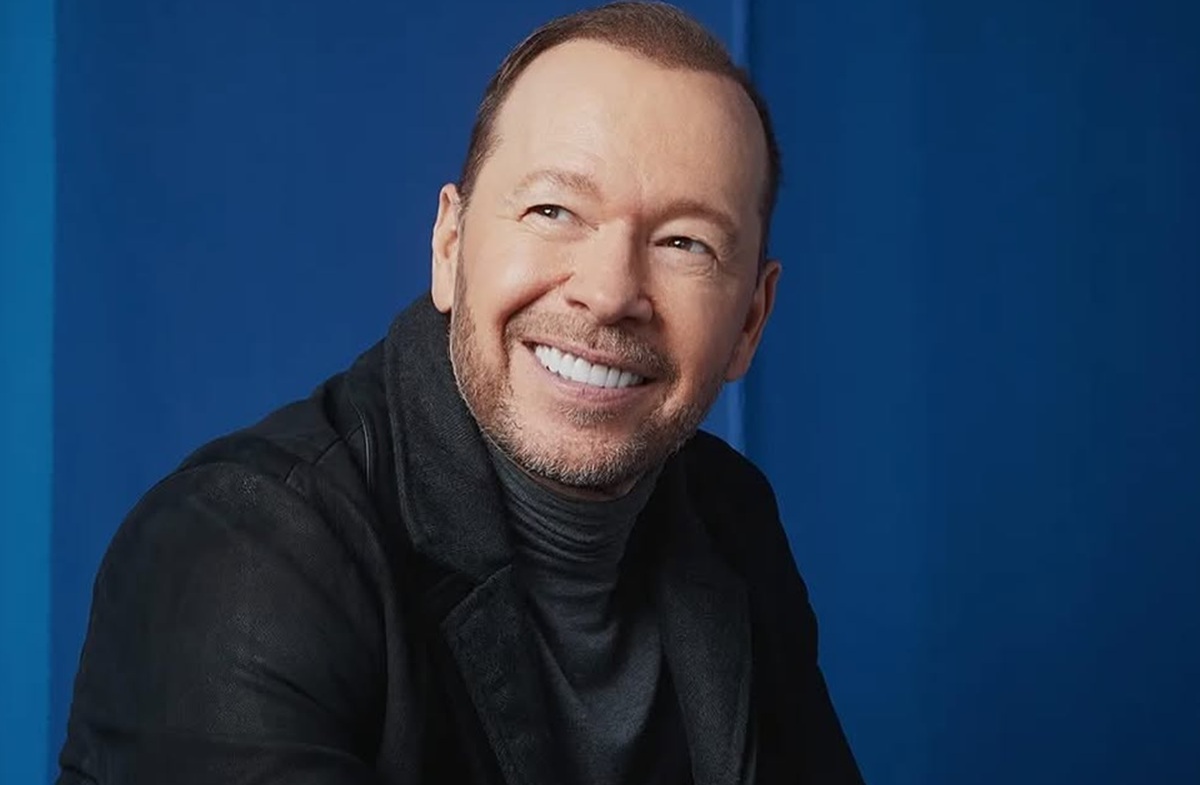 Donnie Wahlberg Buka Reservasi Makan Malam di Meja Ikonik Blue Bloods untuk Amal