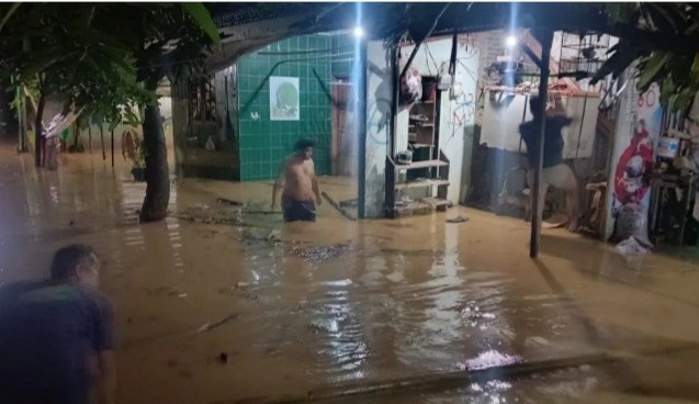 Korban Banjir Surakarta Bertahan Di Tenda Pengungsian BNPB