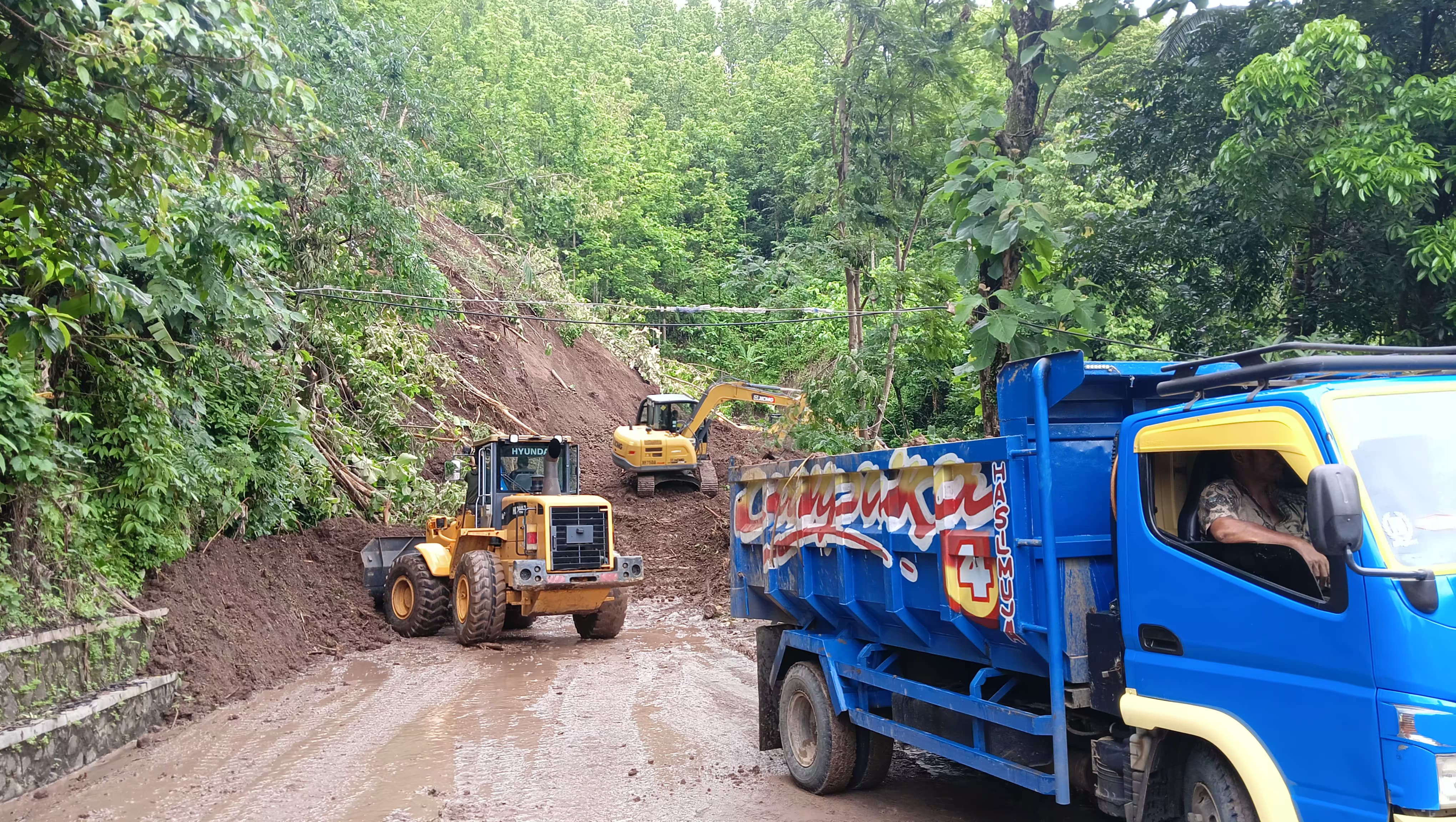 Akses Antar Kecamatan di Bandung Barat Tetutup Tanah Longsor