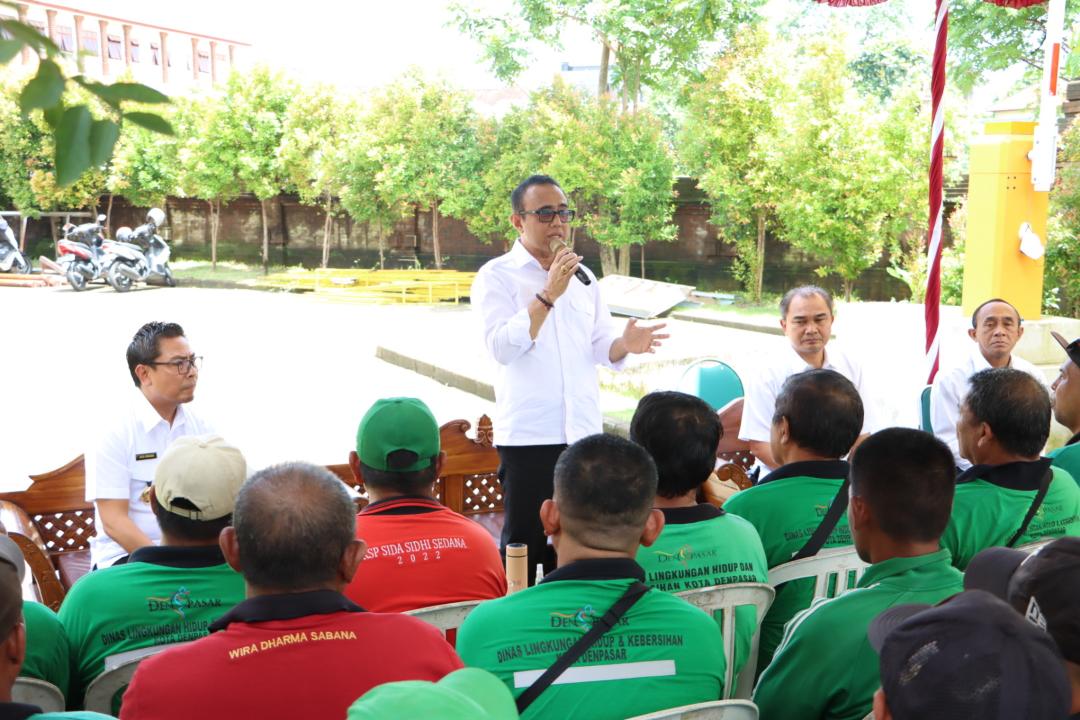 Wali Kota Denpasar Naikkan Gaji Supir Truk Sampah