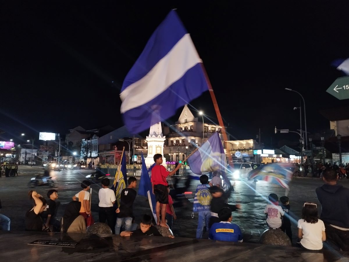 Suporter PSIM Rayakan Gelar Juara Liga 2 di Tugu Pal Putih