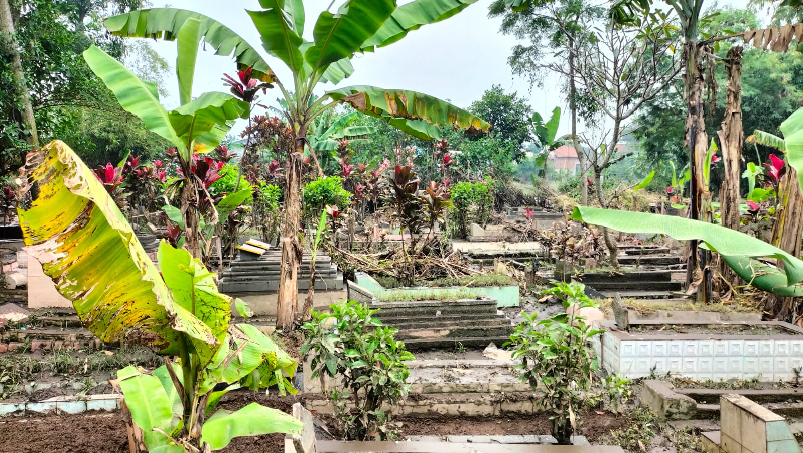 Tanggul sungai Cikapundung mogok, ribuan makam banjir