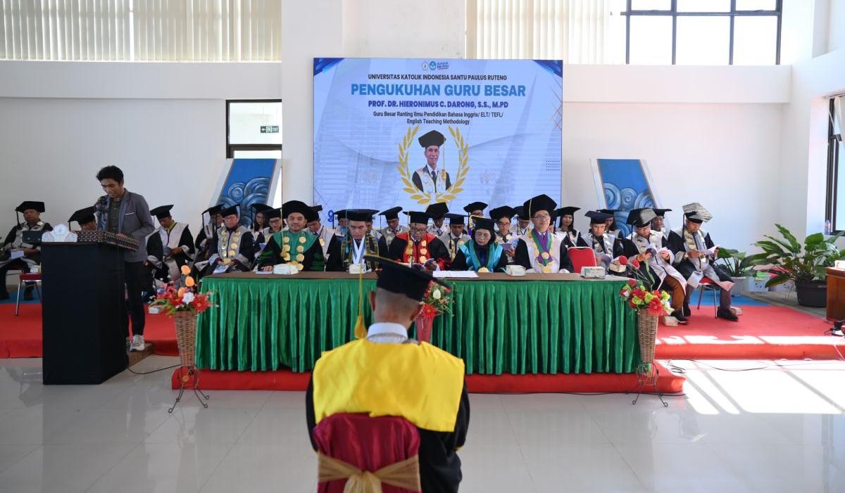 UNIKA SANU PAULUS RUTENG KUKUHKAN Hieronimus CANGGUNG DARONG SEBAGAI GURU BESAR