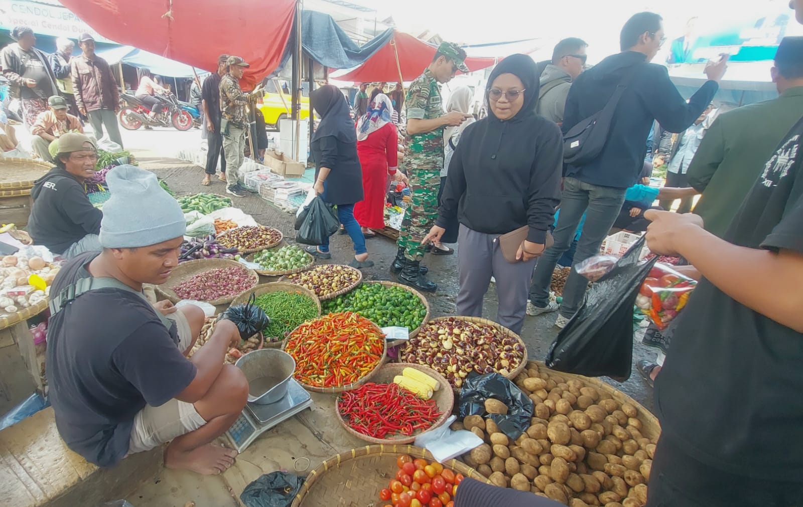 Harga Naik, Warga Bandung Barat Tetap Buru Bahan Kebutuhan Pokok Untuk Bulan Puasa