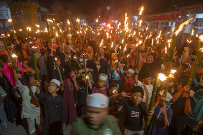 Tradisi Pawai Obor Sambut Ramadan Bertabur Hadiah