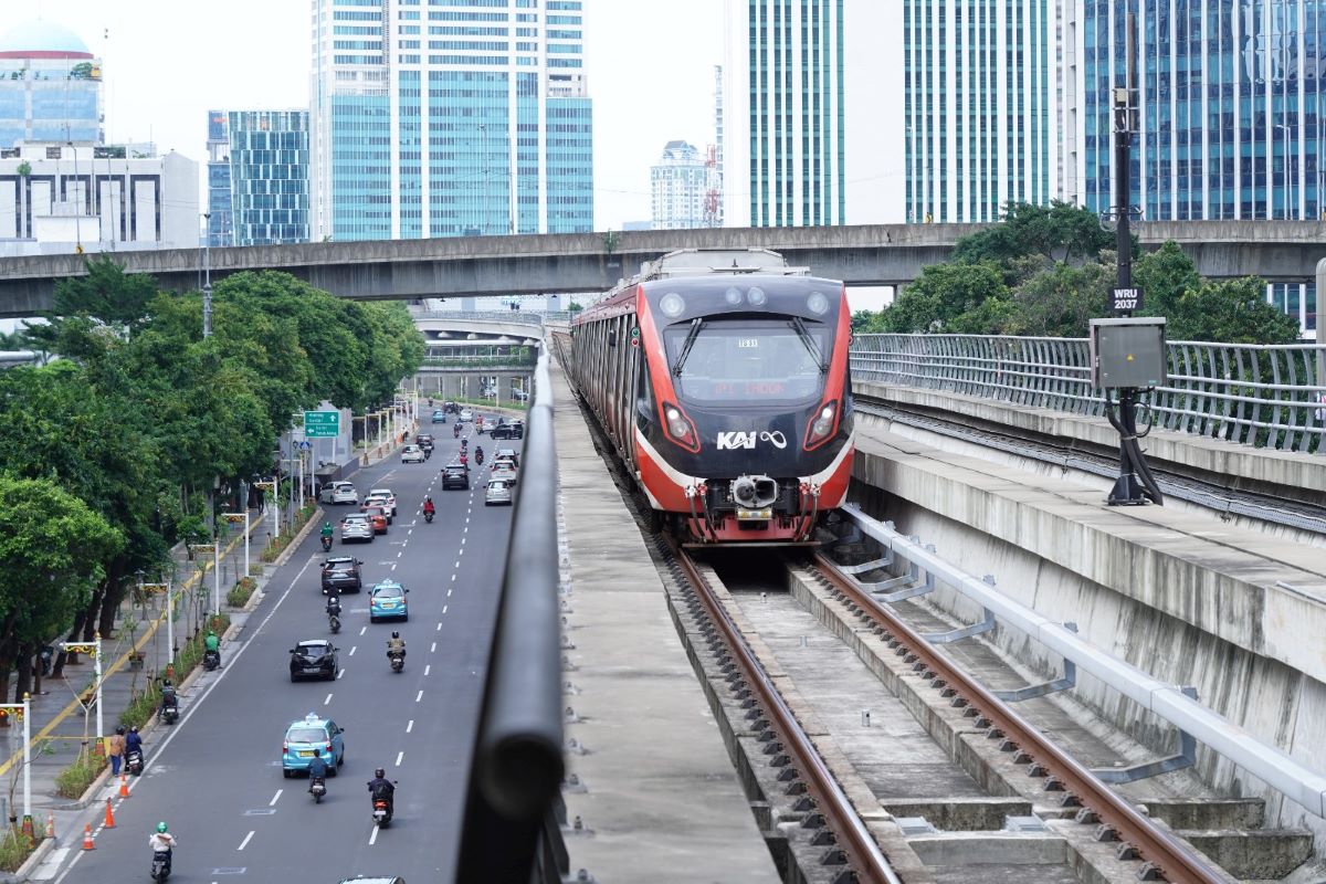 Penumpang LRT Jabodebek Dibolehkan Berbuka Puasa di Stasiun dan Kereta