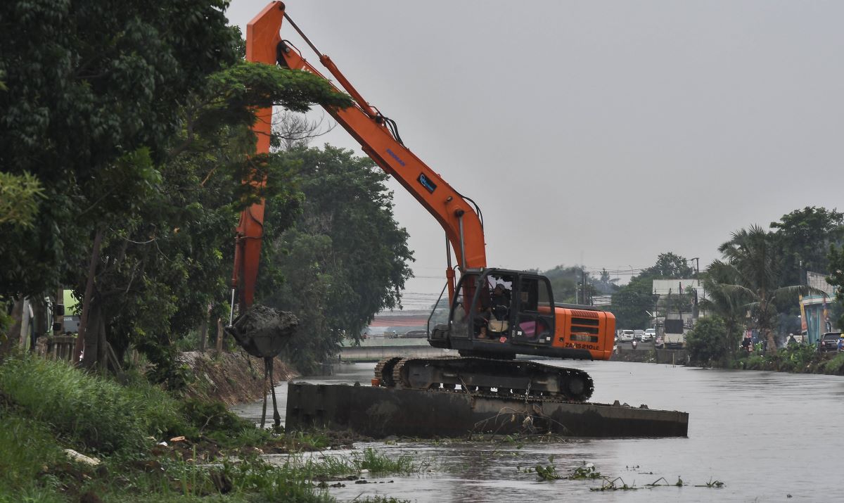 Pemprov DKI Keruk Satu Juta Meter Kubik Lumpur Sungai di 49 Titik