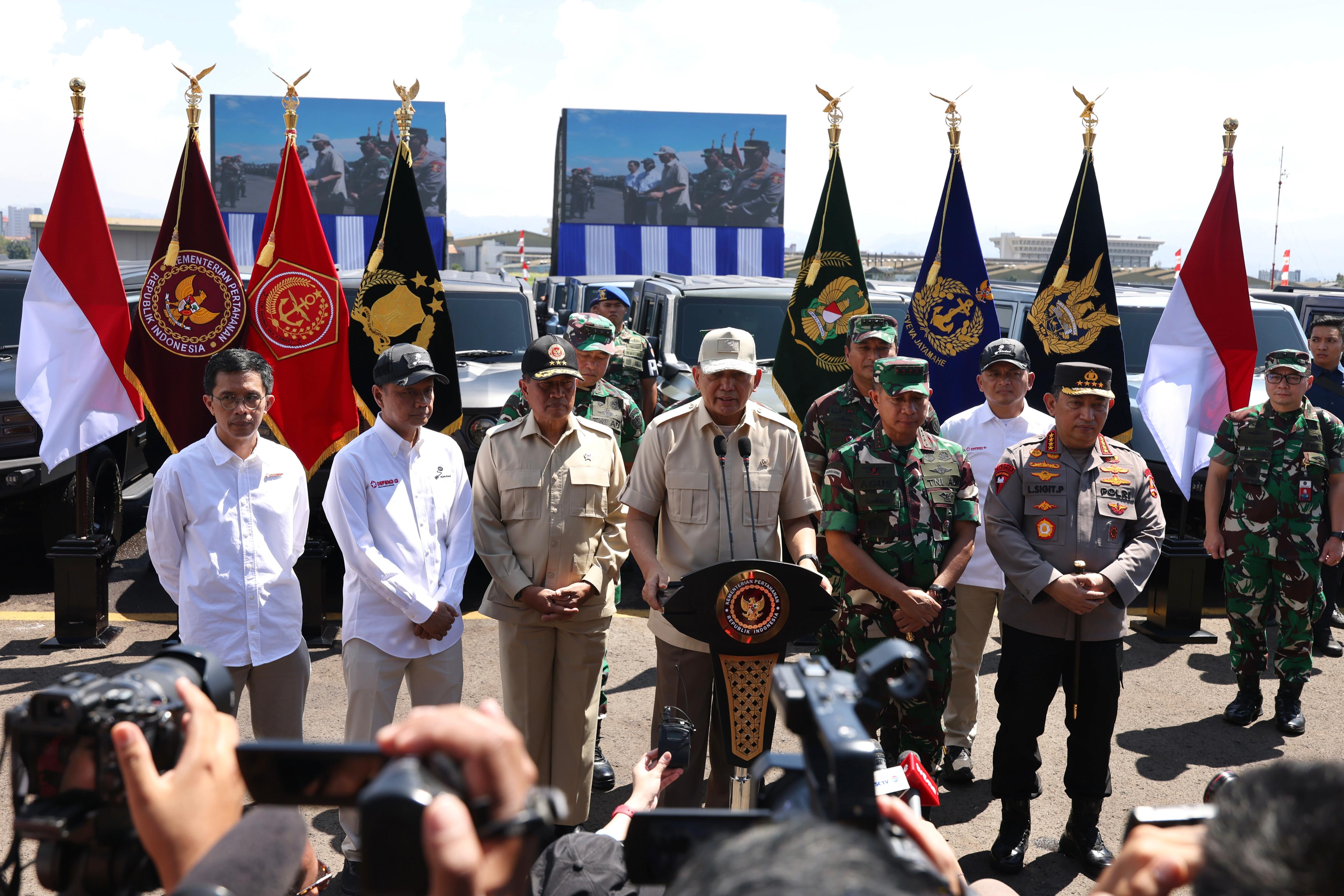 Menteri Pertahanan Menyerahkan Maung MV3 Buatan Pindad untuk TNI dan Polri