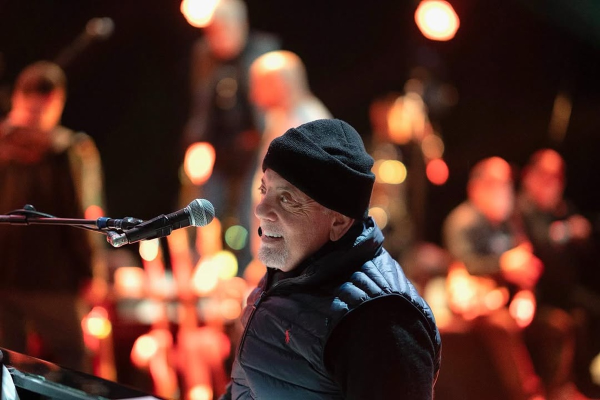 Billy Joel jatuh di atas panggung selama konser, Rose dan terus terlihat menakjubkan