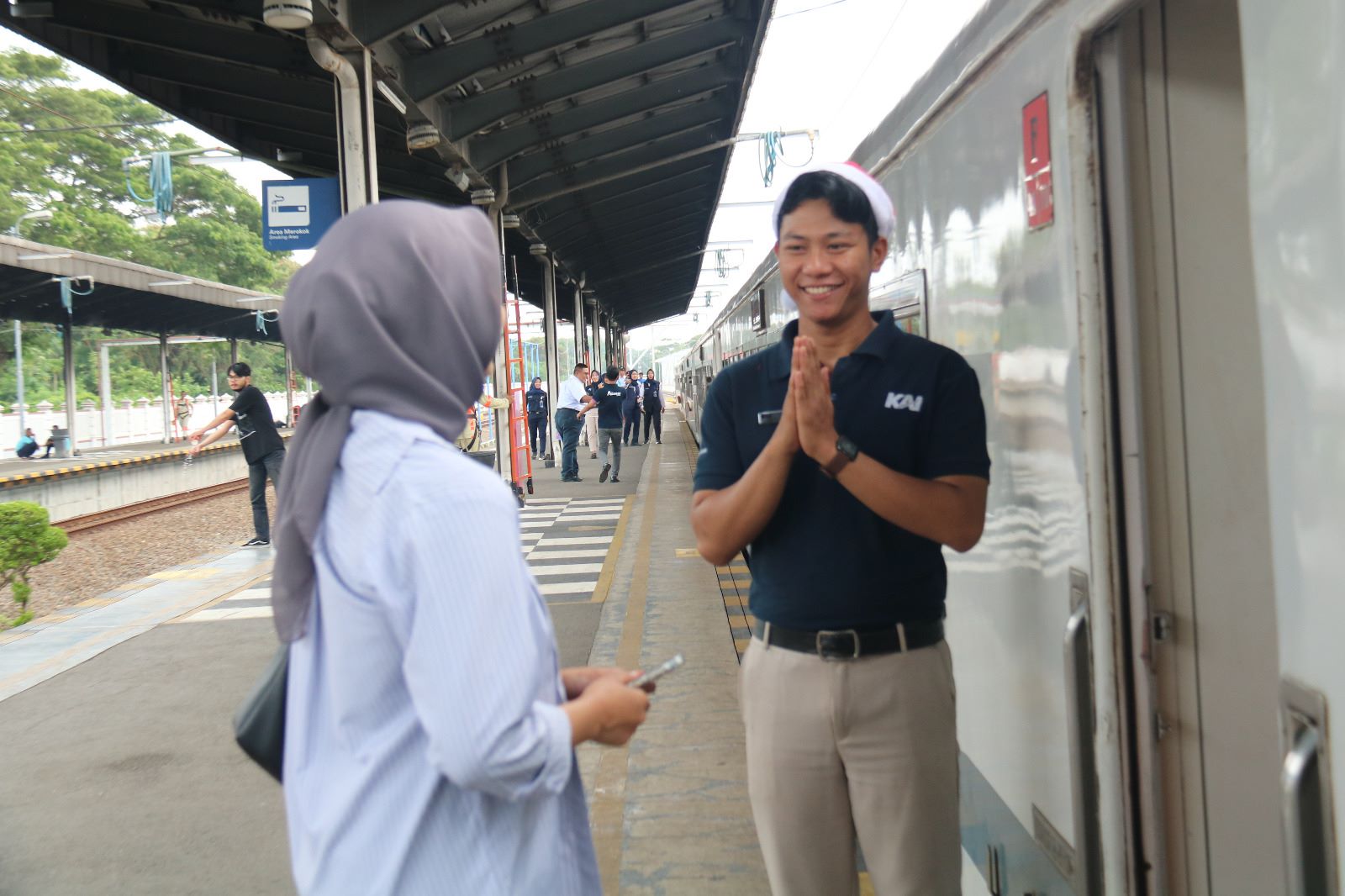 Daop 3 Cirebon mempersiapkan Takjil untuk berbuka puasa di stasiun