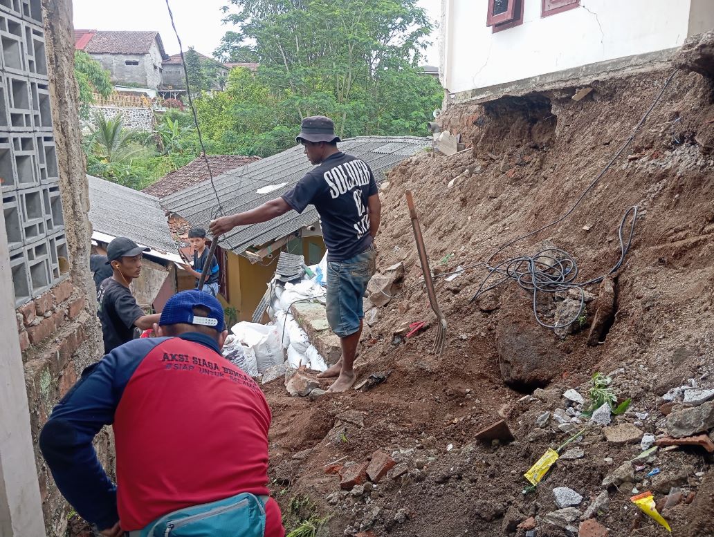 Dinding penahan dinding runtuh, tiga rumah di kota Sukabumi diancam dengan tanah longsor