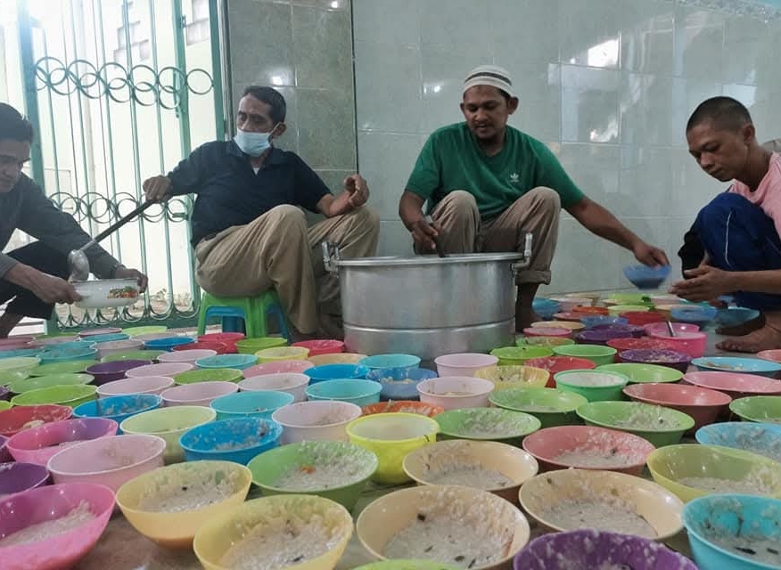 Masjid Jami Pekojan Semarang Setiap Hari Bagikan Ratusan Porsi Bubur India untuk Buka Puasa