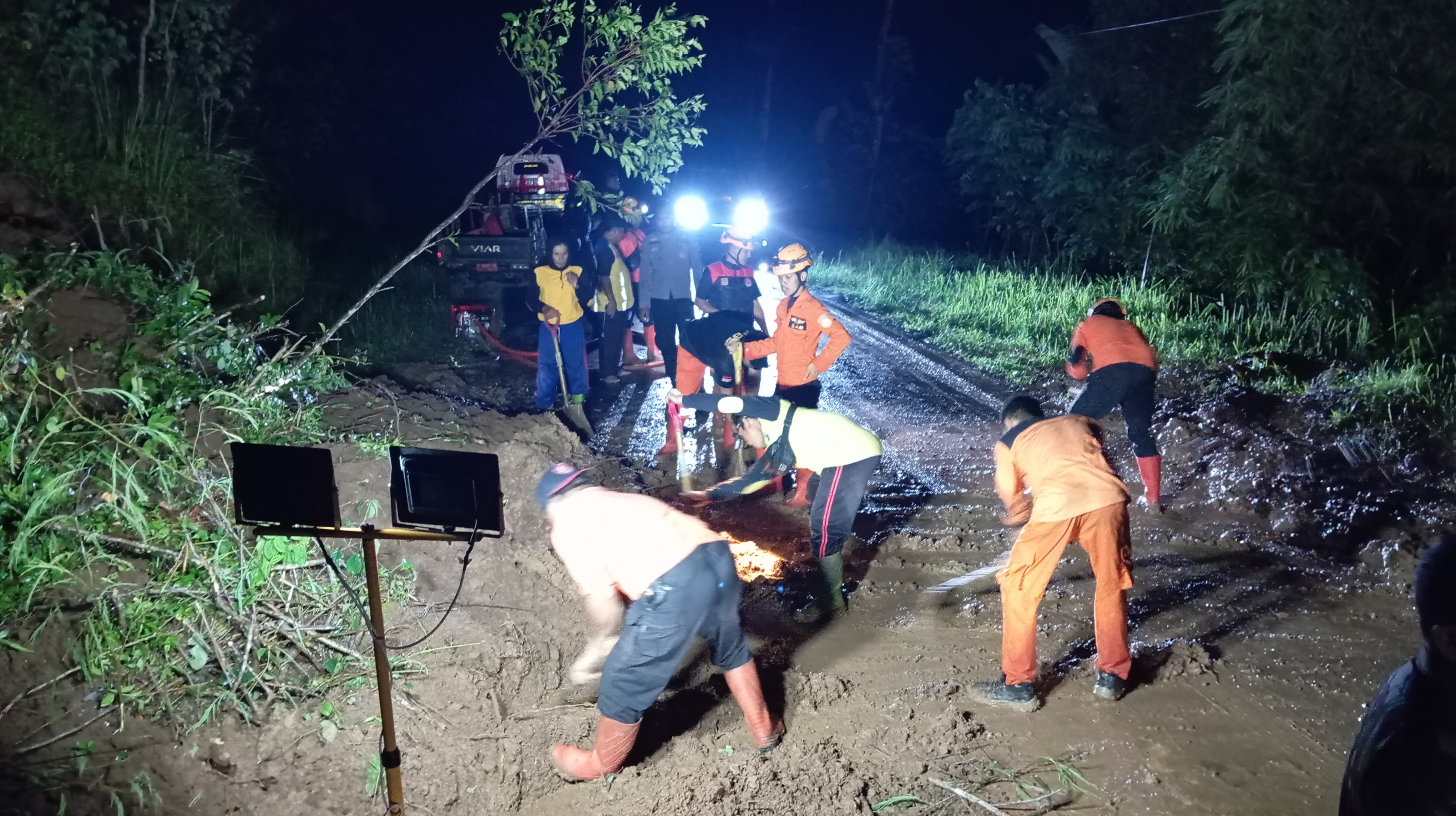 Jalan Wadaslintang-Lelokromo dipukul oleh tanah longsor