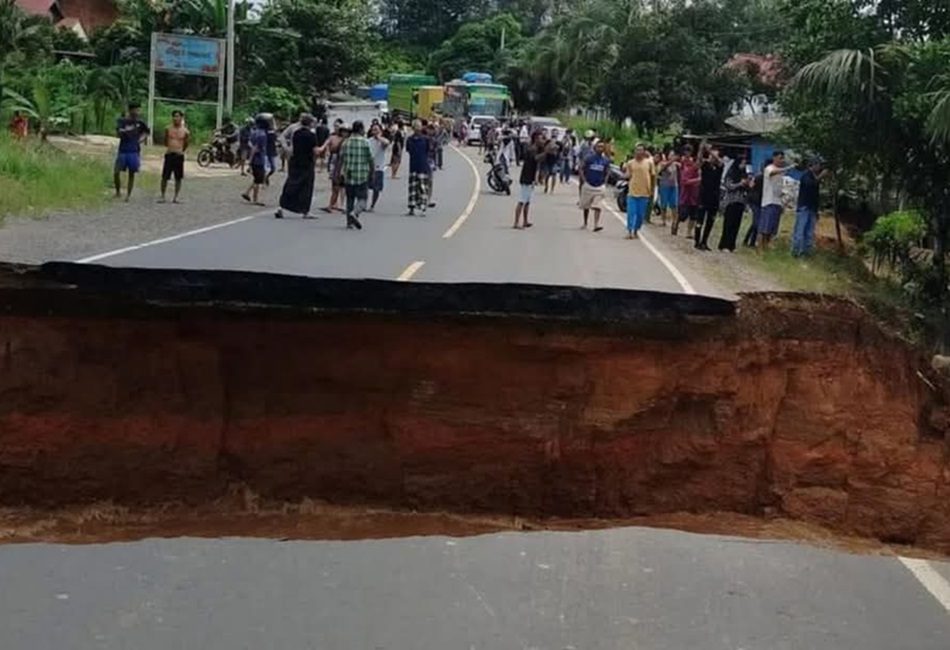 Jalinsum Terputus Akibat Amblas, Akses Kendaraan Jambi-Sumbar Lumpuh, Ini Jalan Alternatifnya