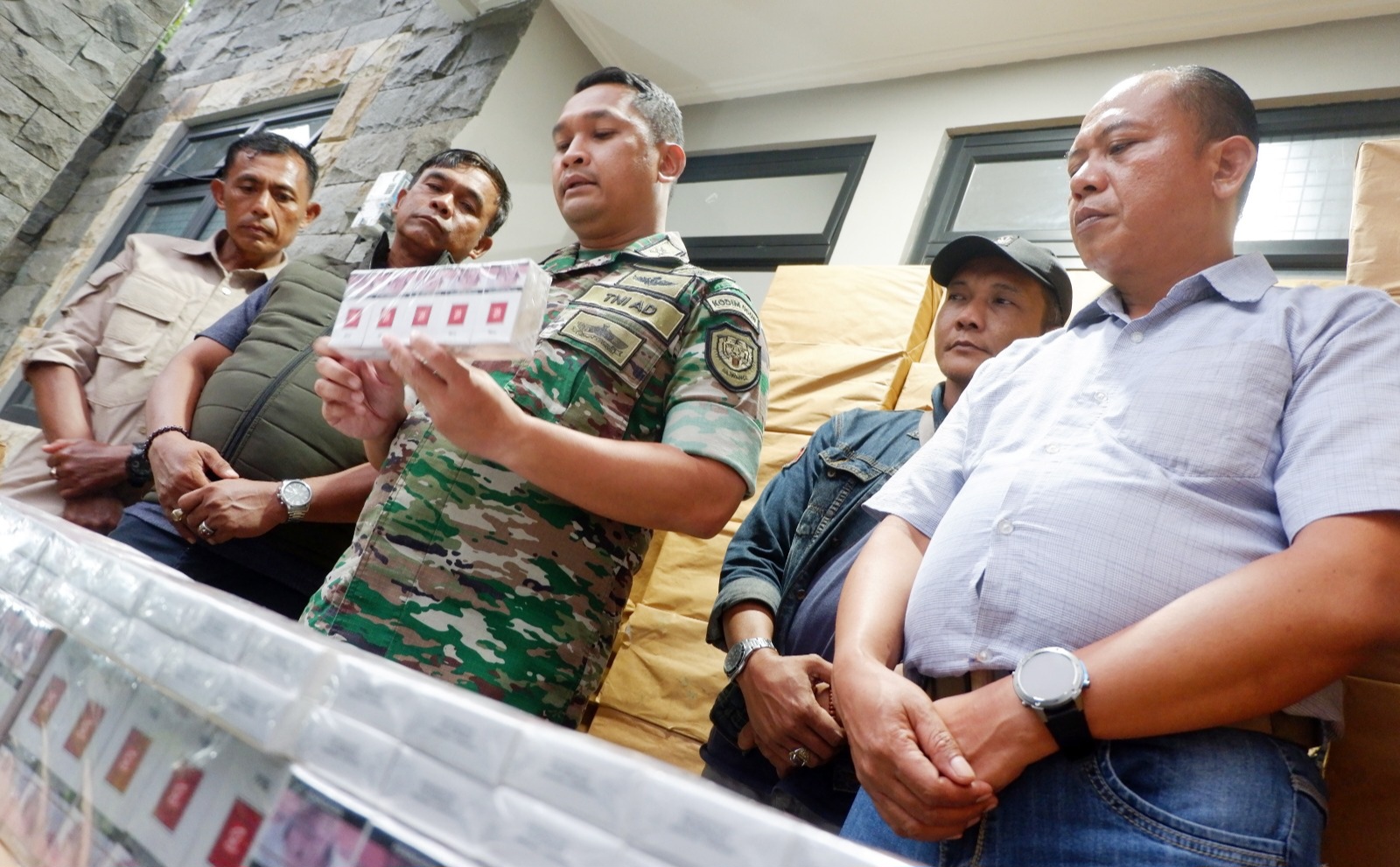 Anggota TNI Sita Ribuan Bungkus Rokok Ilegal di Cianjur, 5 Pelaku Ditangkap