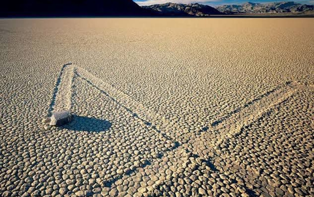 Misteri Batu Berlayar di Death Valley National Park, California, Akhirnya Terpecahkan