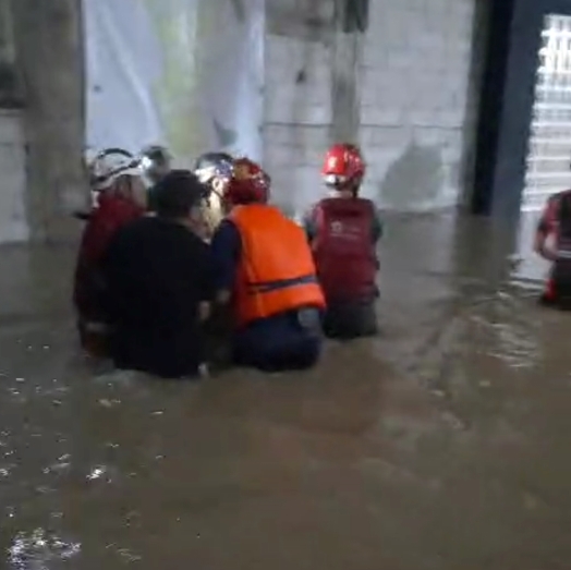 Warga Depok Terjebak Banjir, Evakuasi Dilakukan Menggunakan Perahu Karet