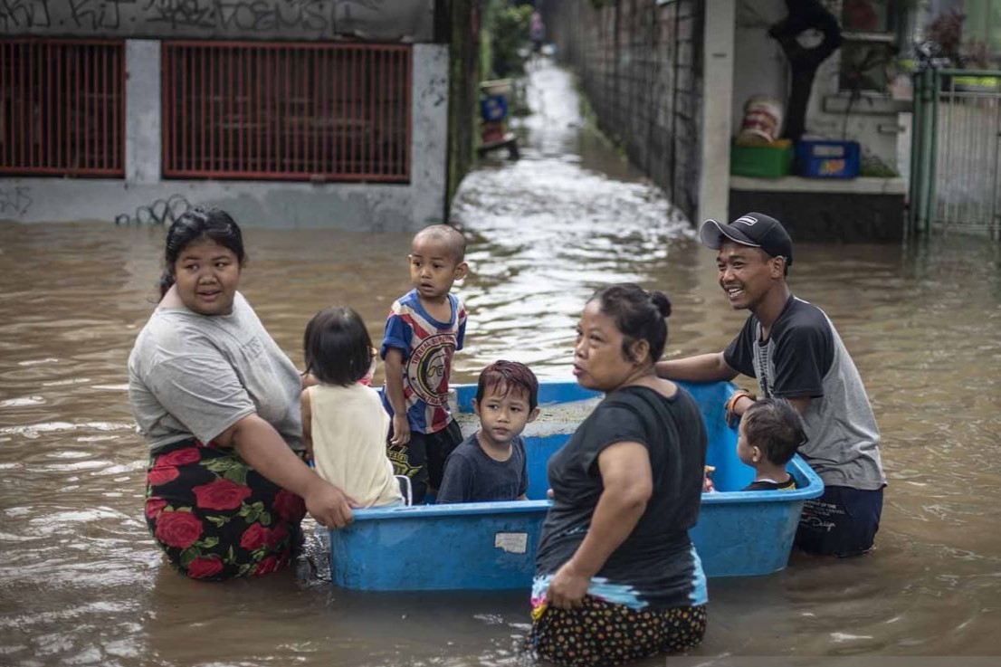 Polres Jaktim Evakuasi Warga Terdampak Banjir di Bantaran Kali Ciliwung