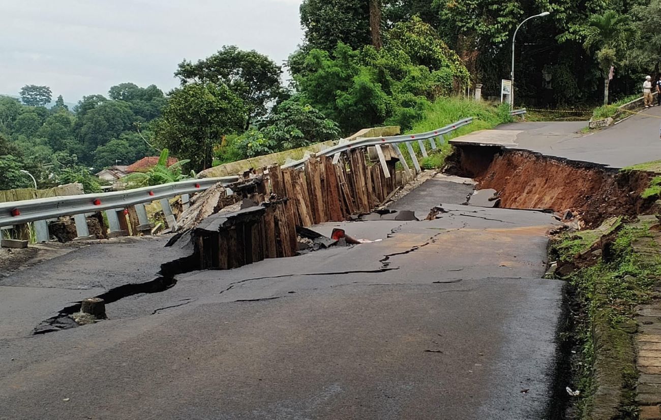 Jalan Batutulis Bogor Amblas dan Lumpuh