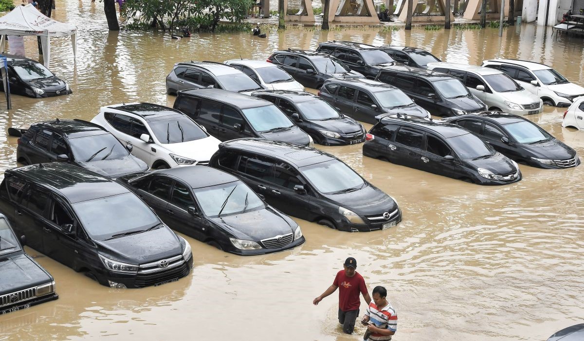 Mobil Kena Banjir? Jangan Sekali-Kali Lakukan Hal ini