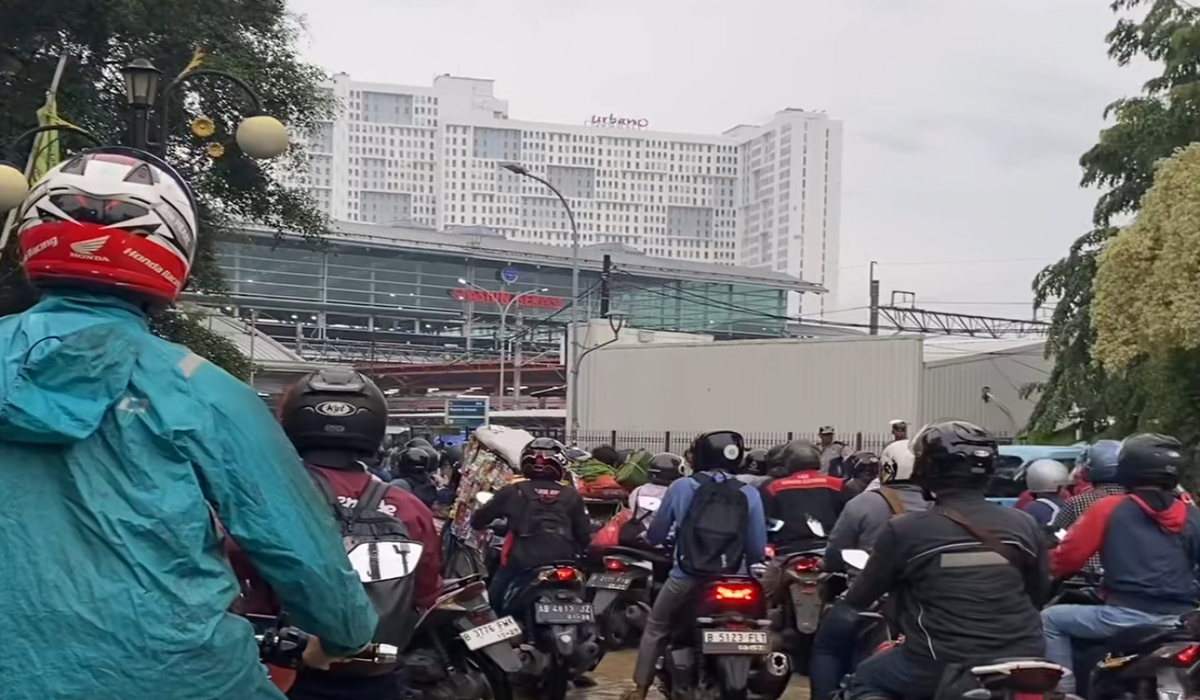 Banjir Stasiun Bekasi Mulai Surut, Parkiran Motor Masih Terendam