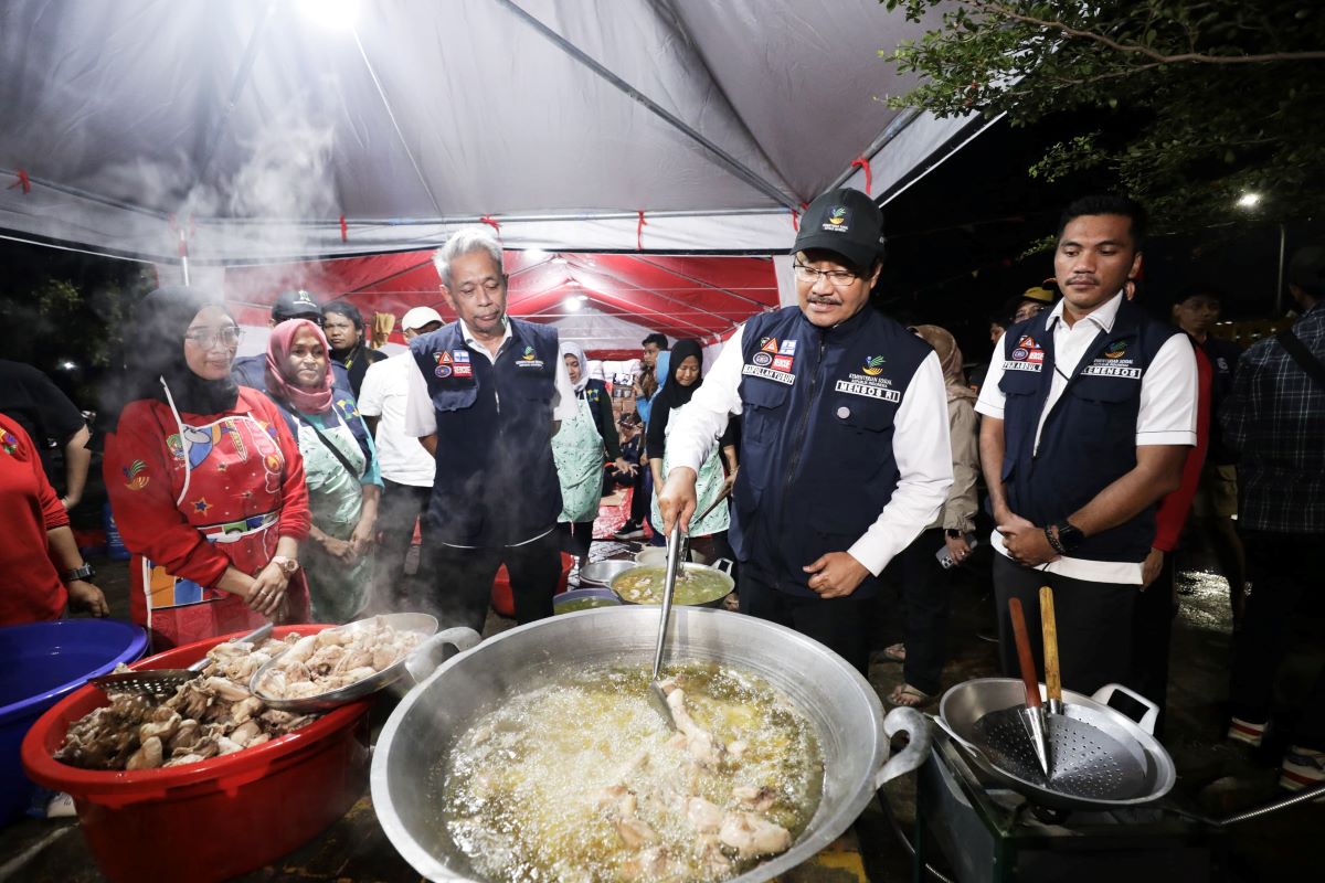 Mensos Gus Ipul Bantu Siapkan Sahur untuk Korban Banjir Bekasi