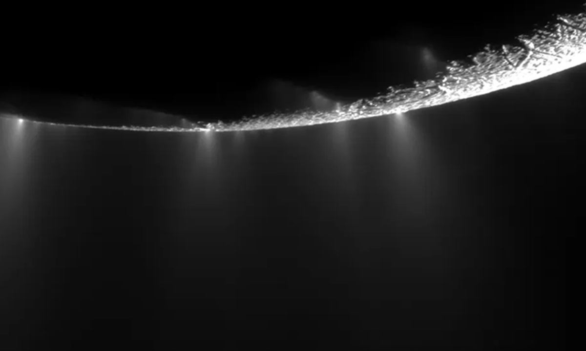 Enceladus dan Misteri Geysernya: Apakah Benar Berasal dari Lautan Bawah Tanah?