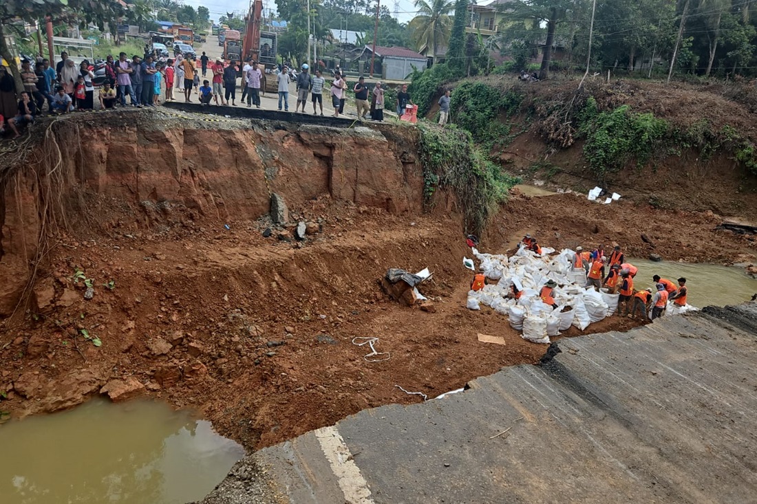 Jalan Nasional Lintas Sumatra KM 58 Perbatasan Jambi- Sumbar Masih Terputus