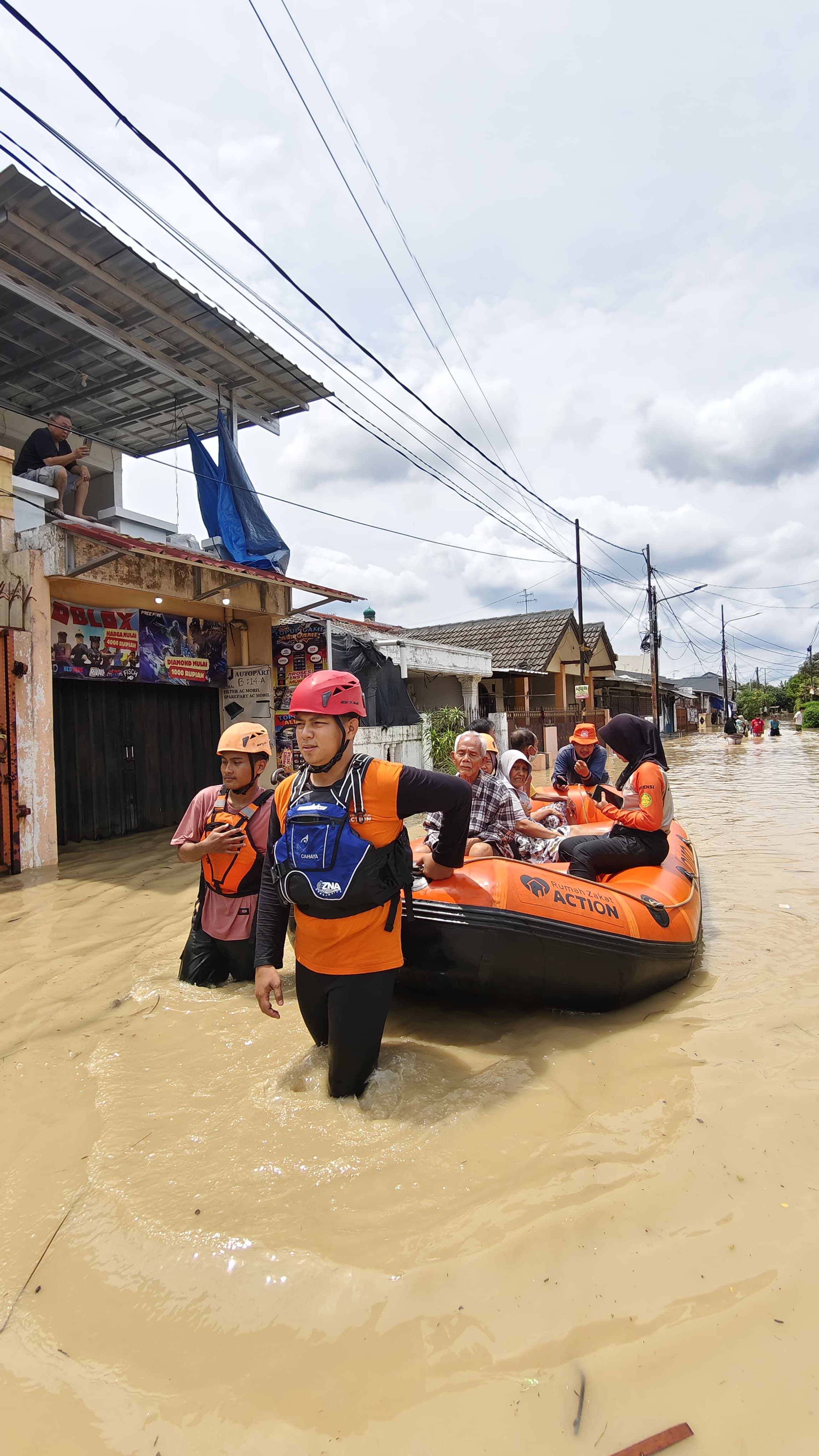 Rumah Zakat Kirim Relawan, Evakuasi Warga Terdampak Banjir Jabodetabek