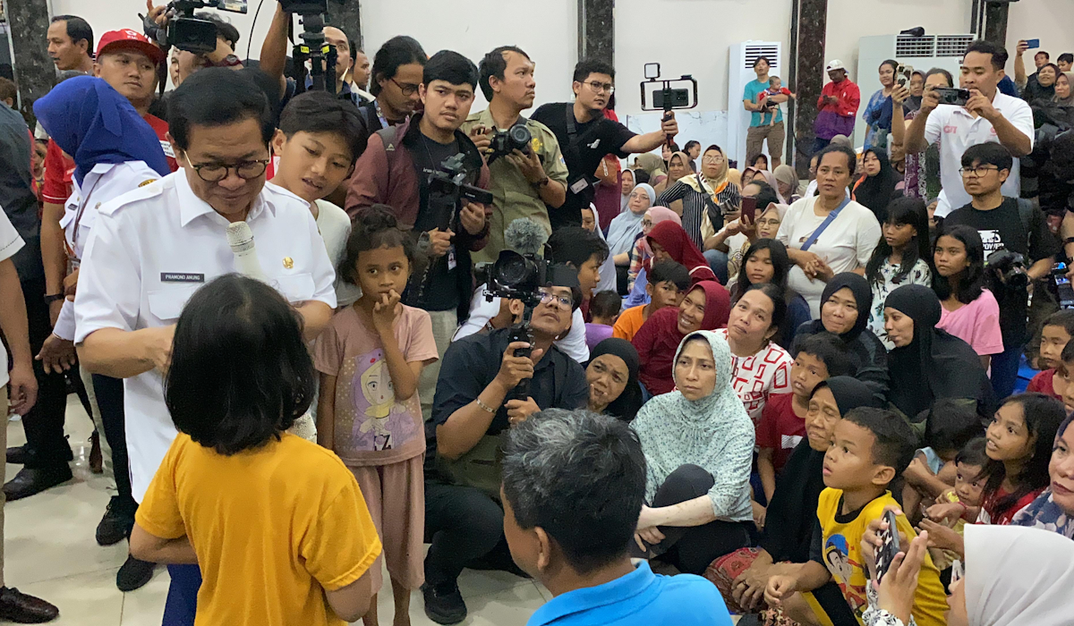 Pramono Kunjungi Pengungsian Korban Banjir, Warga Keluhkan Perlengkapan Sekolah Hanyut