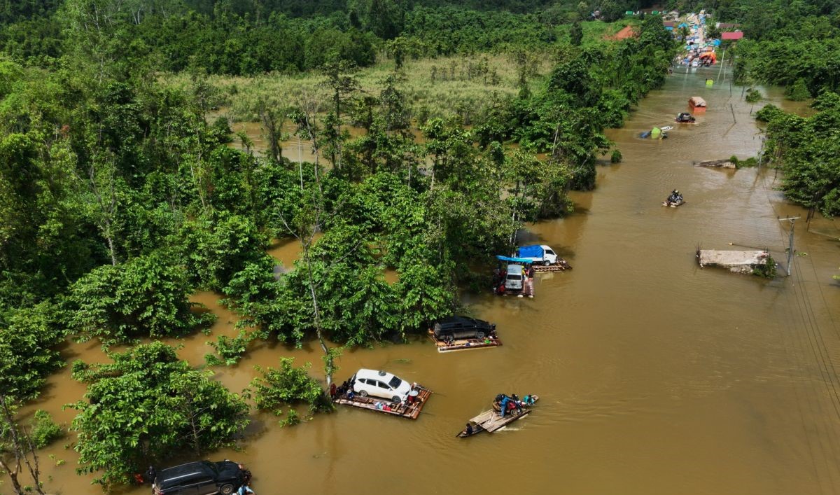 Jalur Padang-Pianan di Sumatra Barat Putus Total karena Banjir