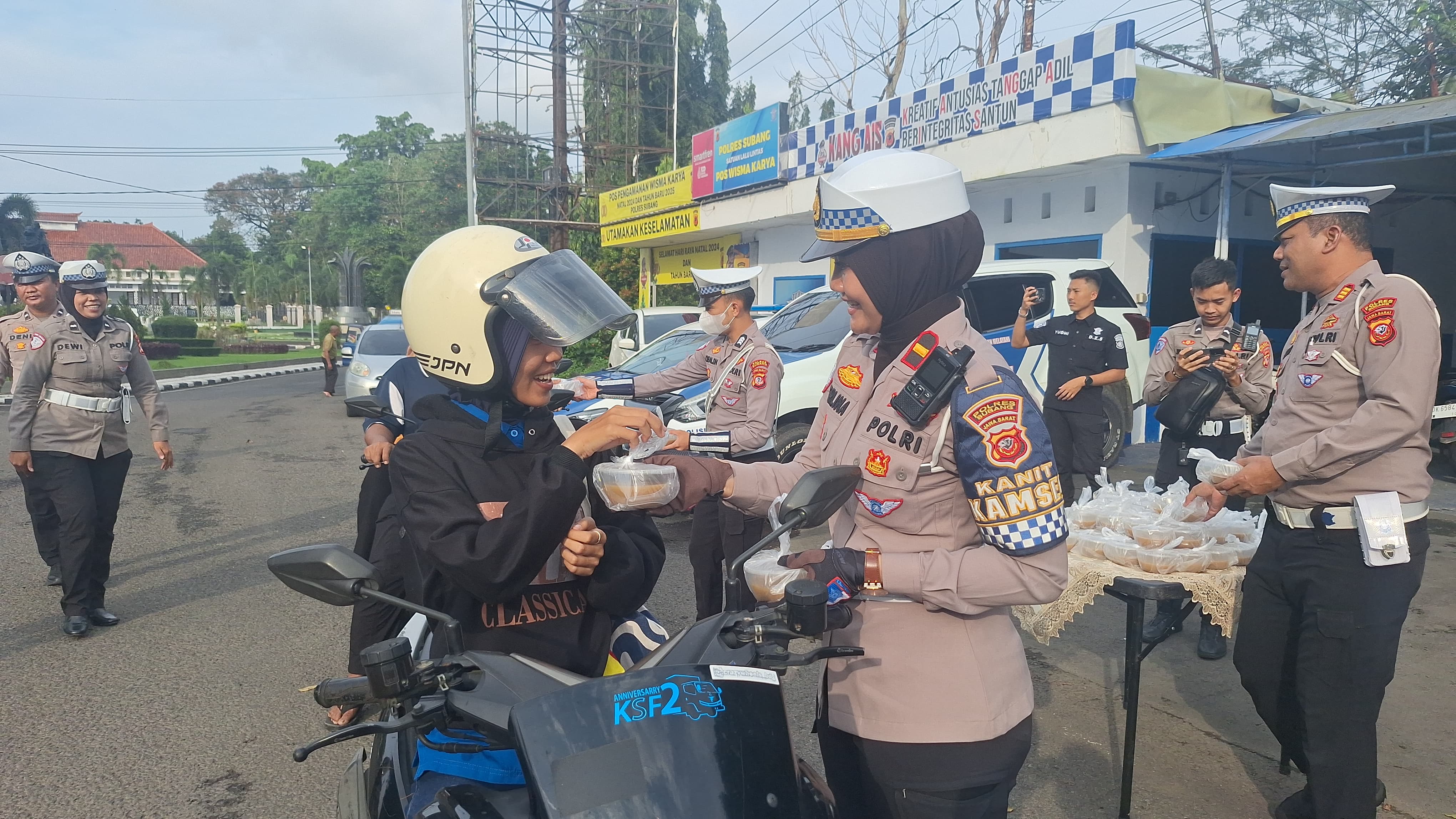 Sambil Kampanyekan Tertib Berlalulintas Polwan Satlantas Polres Subang Bagi-bagi Takjil